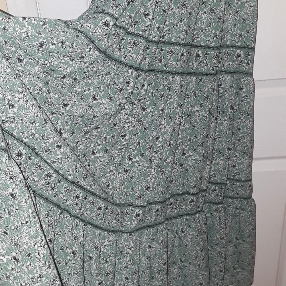 Max Studio Elbow Length Sleeve Print Tiered Maxi Dress ditsy floral Green White - Picture 14 of 17